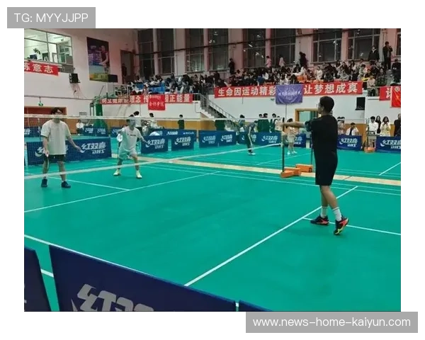 羽毛球后场劈杀：每一次震响都彰显力量与艺术