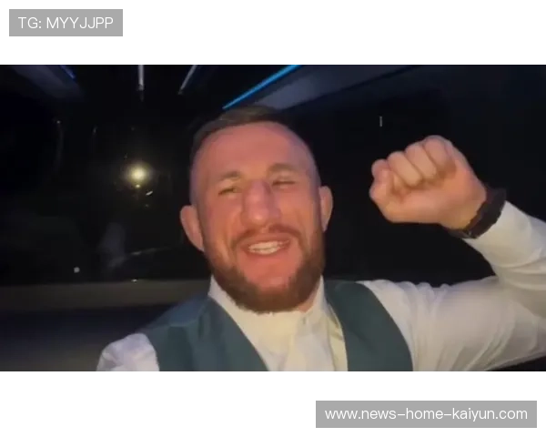 UFC 选手赛后举对手上肩庆祝！画面爆笑